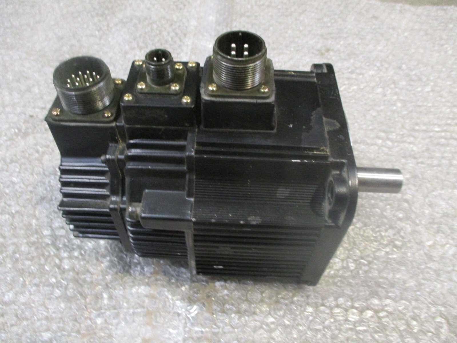 Yaskawa-SGMGH-05DCA-YG12-AC-Servo-Motor-450W-1500rpm-284Nm-26A-400VAC-Tested-165921560440 Yaskawa SGMGH-05DCA-YG12 AC Servo Motor 450W 1500rpm 2.84Nm 2.6A 400VAC *Tested* - Image 1
